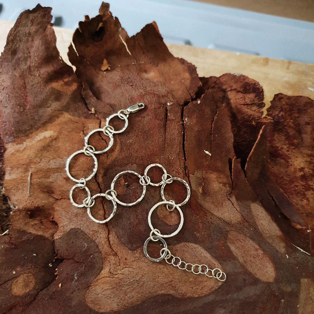 Bracelet with textured circles
