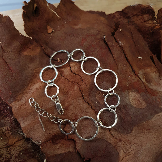 Bracelet with textured circles